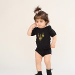 بادی زیر دکمه مشکی با ذکر شریف "یا قاسم، یا رقیه، یا علی اصغر" از مجموعه مَهنا کد TB21059