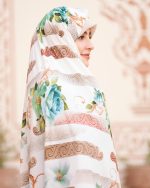 چادر رنگی سنتي زمینه سفيد طرح باغ رضوان 1 كد CH315070 - تصویر 5