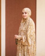 چادر نماز رنگی طرحدار پارچه کُدَری زمینه شکلاتی کد CH 017 - تصویر 3