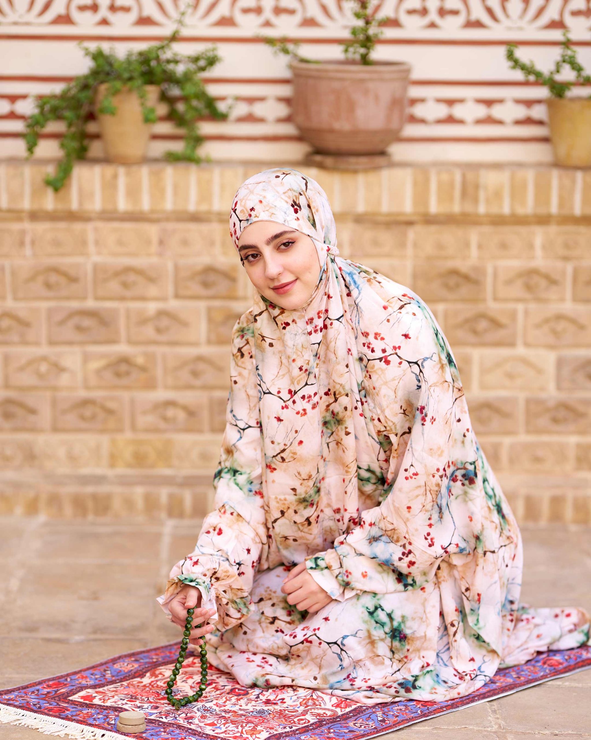 CH511028---01-web چادر نماز رنگی طرحدار پارچه کُدَری زمینه گل قرمز کد CH 028 - تصویر 1
