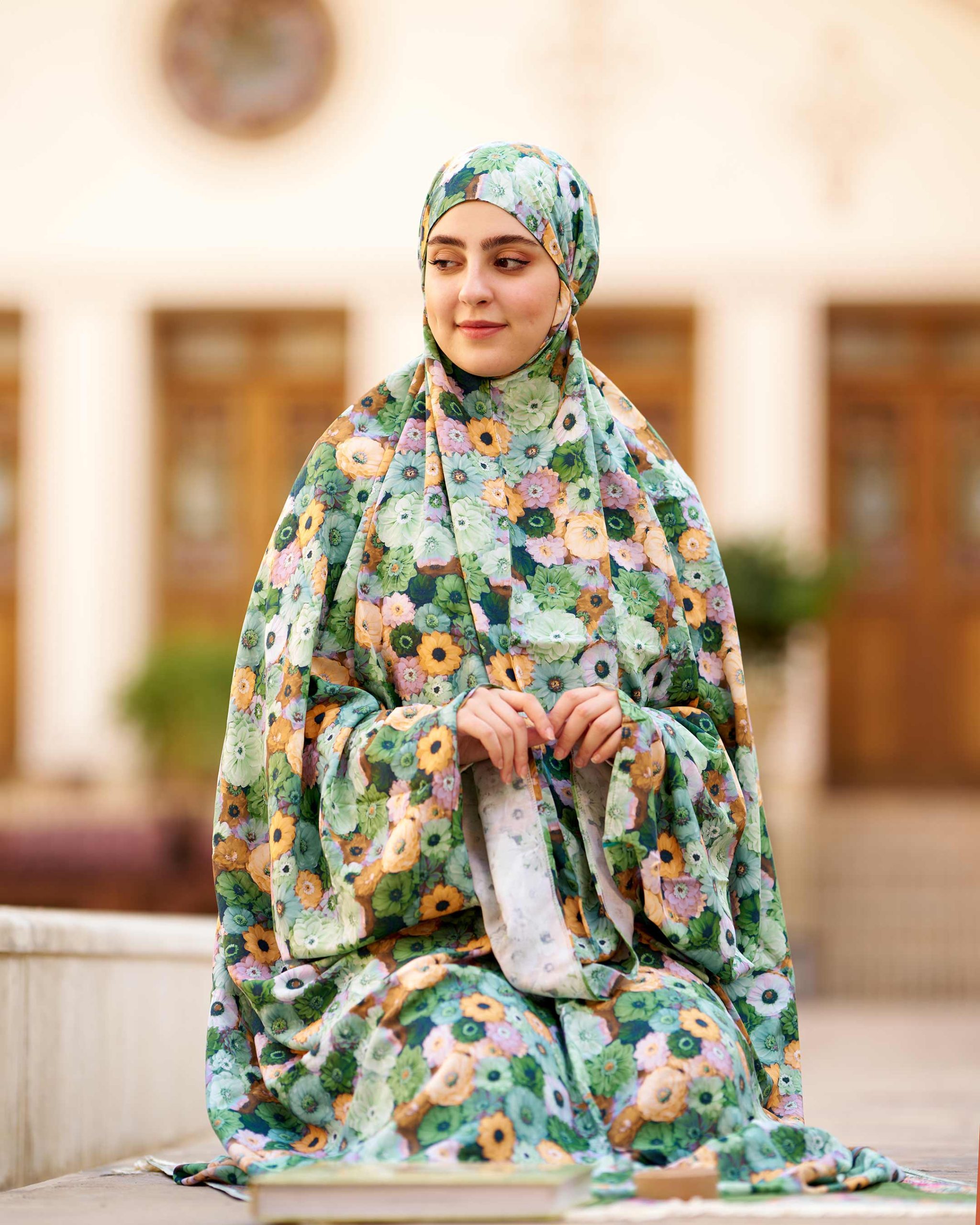 CH521004---02-web چادر نماز رنگی طرحدار پارچه کُدَری زمینه سبز کد CH 004 - تصویر 1
