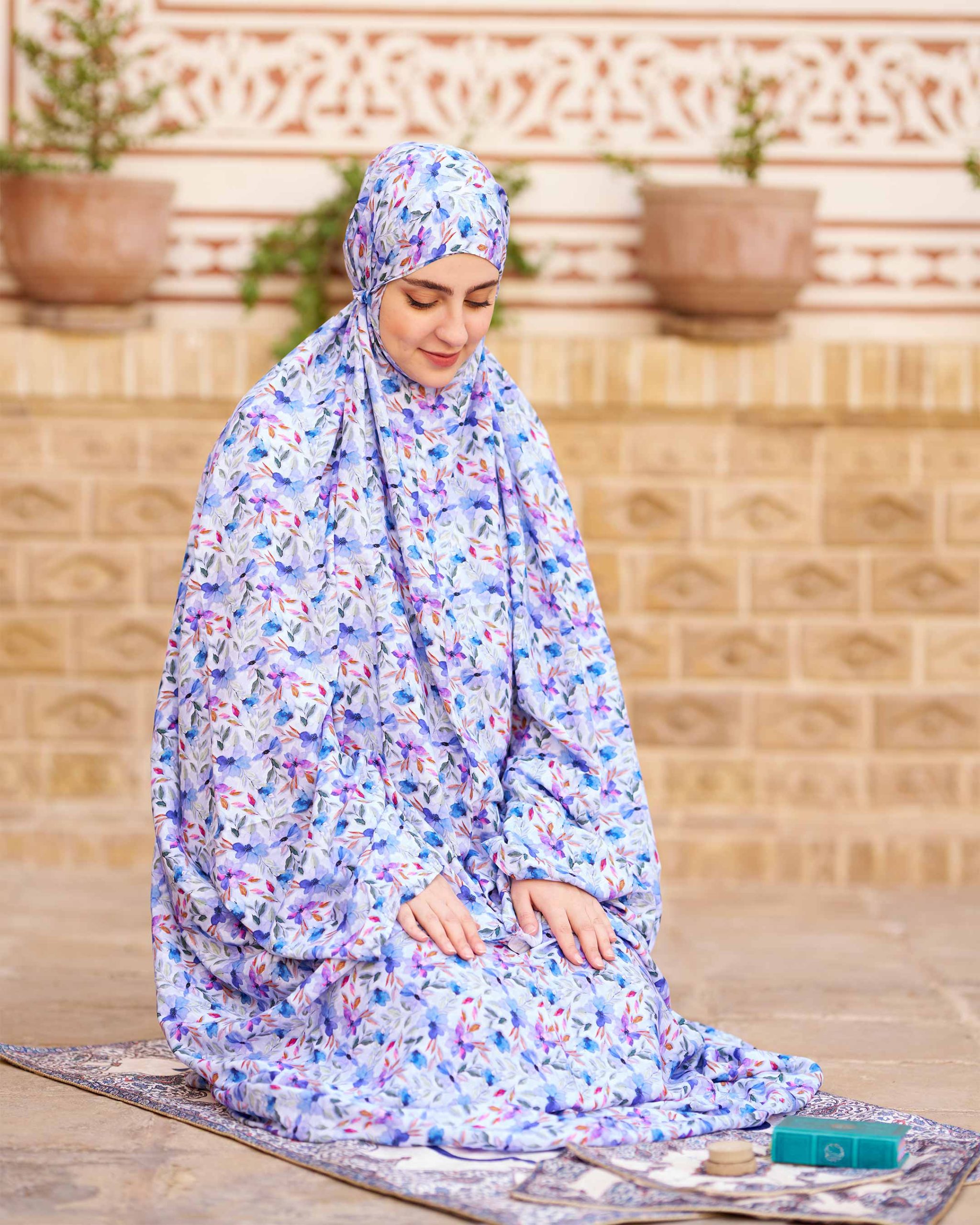 CH521006---01-web چادر نماز رنگی طرحدار پارچه کُدَری زمینه آبی کد CH 006 - تصویر 1