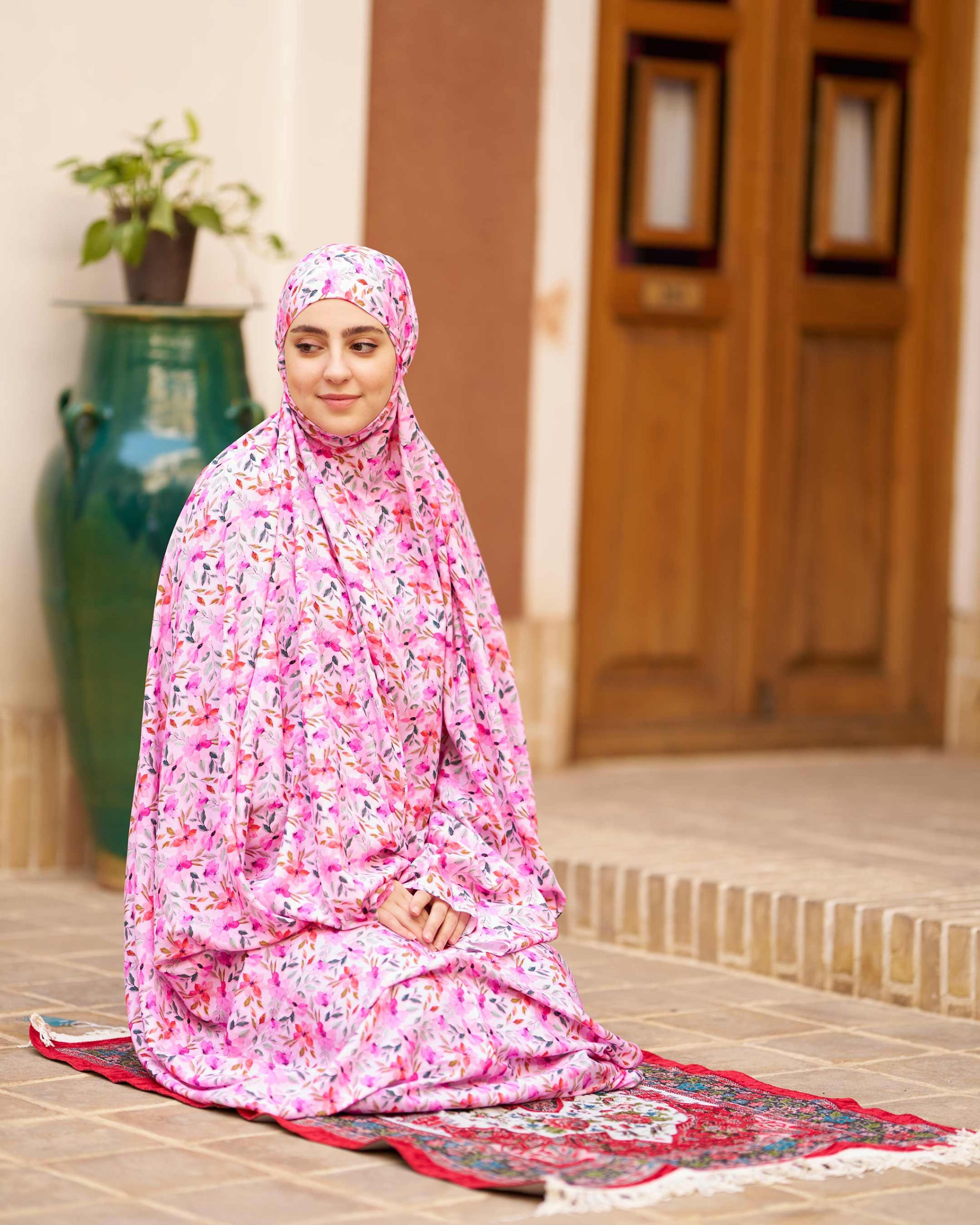 CH521007---01-web چادر نماز رنگی طرحدار پارچه کُدَری زمینه صورتی کد CH 007 - تصویر 1