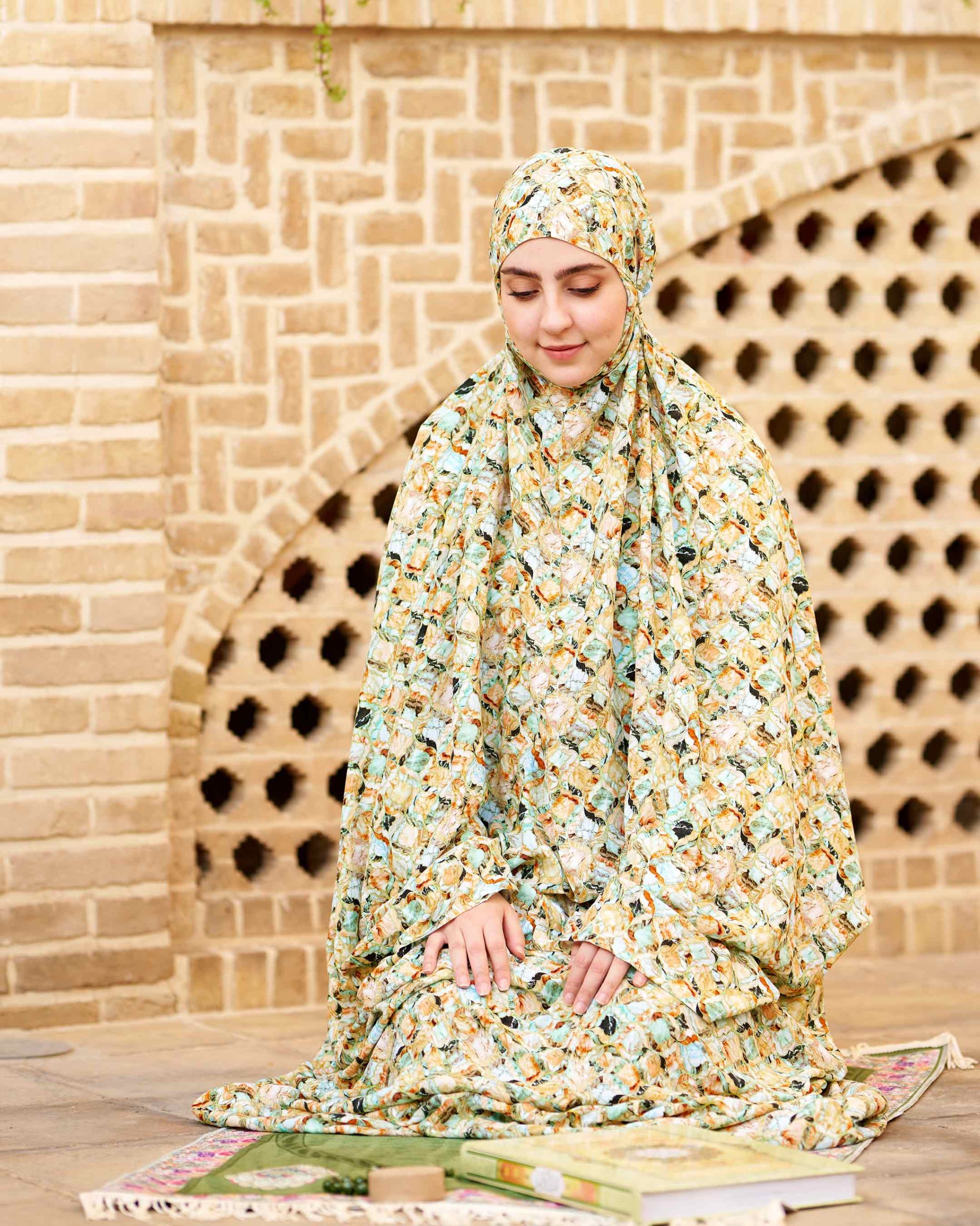CH521009---01-web چادر نماز رنگی طرحدار پارچه کُدَری زمینه سبز فیروزه ای کد CH 009 - تصویر 1