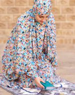 چادر نماز رنگی طرحدار پارچه کُدَری زمینه آبی کد CH 011 - تصویر 3
