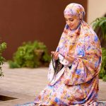 چادر نماز رنگی طرحدار پارچه کُدَری زمینه قرمز آبی کد CH 013