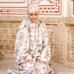 چادر نماز رنگی طرحدار پارچه کُدَری زمینه کرم سبز کد CH 015
