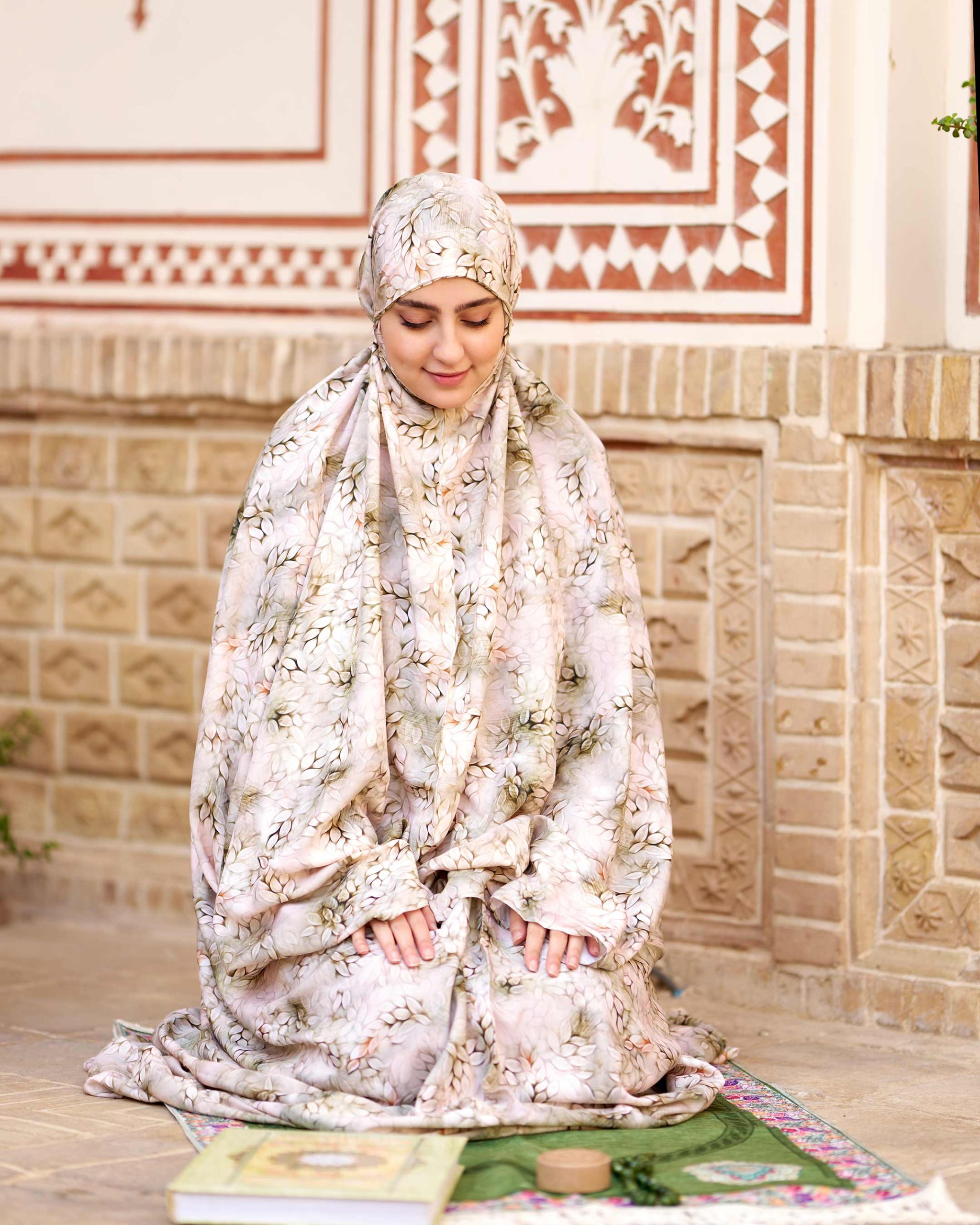 CH521015---01-web چادر نماز رنگی طرحدار پارچه کُدَری زمینه کرم سبز کد CH 015 - تصویر 1