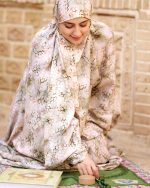 چادر نماز رنگی طرحدار پارچه کُدَری زمینه کرم سبز کد CH 015 - تصویر 4