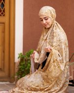 چادر نماز رنگی طرحدار پارچه کُدَری زمینه شکلاتی کد CH 017 - تصویر 2
