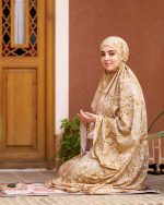 چادر نماز رنگی طرحدار پارچه کُدَری زمینه شکلاتی کد CH 017