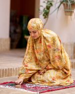 چادر نماز رنگی طرحدار پارچه کُدَری زمینه زرد نارنجی کد CH 018 - تصویر 5