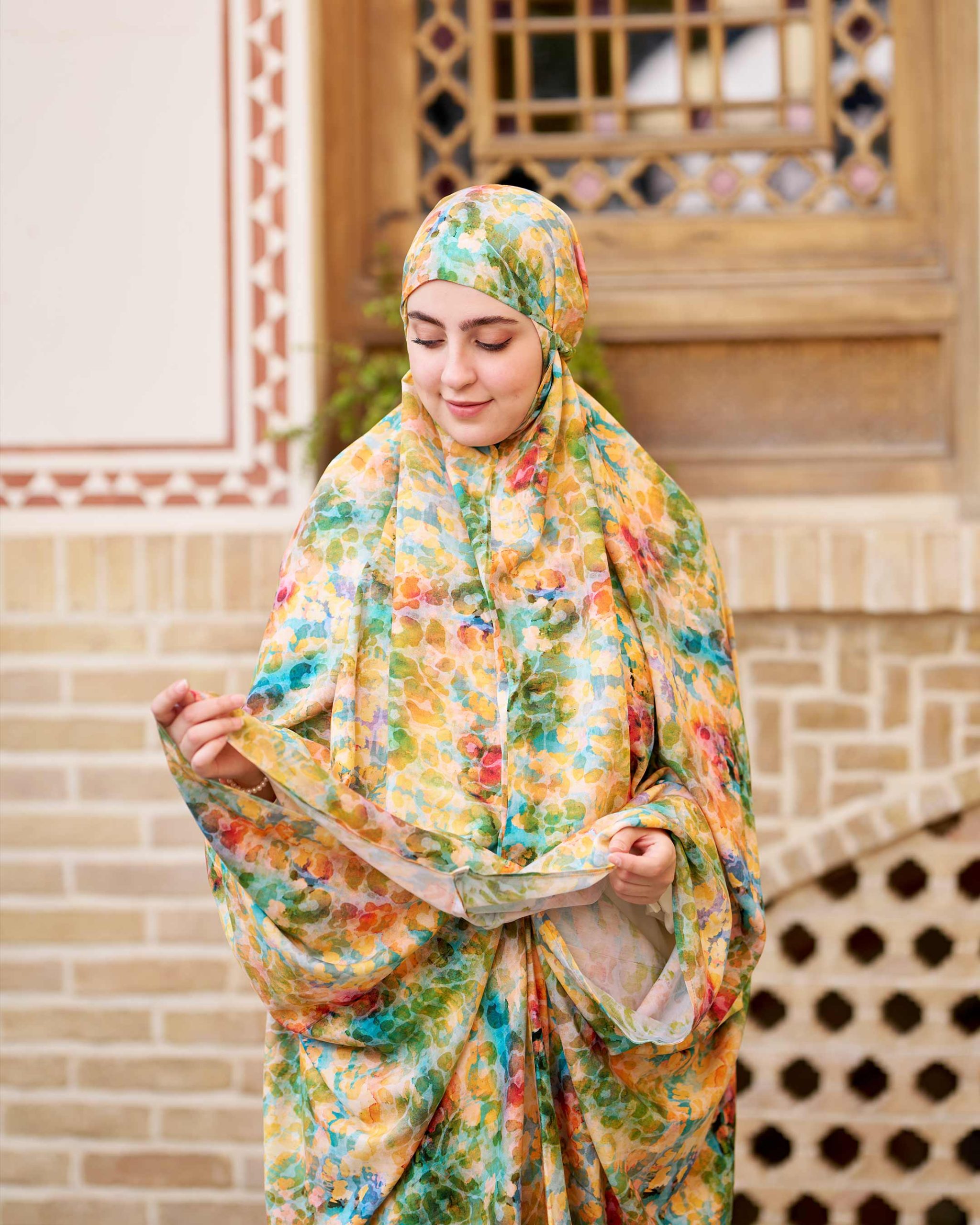 CH521019---02-web چادر نماز رنگی طرحدار پارچه کُدَری زمینه سبز آبی کد CH 019 - تصویر 1