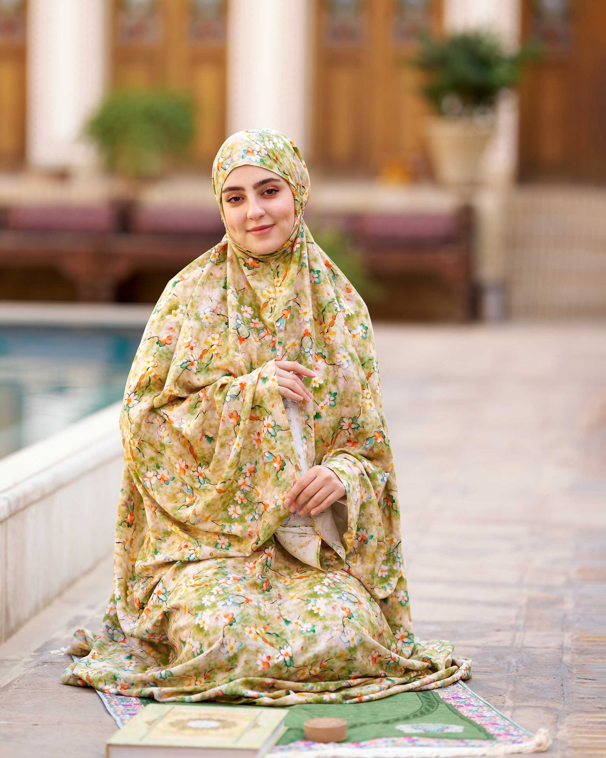 CH521024---01-web چادر نماز رنگی طرحدار پارچه کُدَری زمینه سبز زرد کد CH 024 - تصویر 1