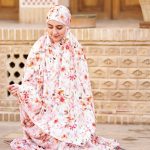 چادر نماز رنگی طرحدار پارچه کُدَری  زمینه سفید قرمز کد CH 026