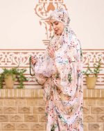 چادر نماز رنگی طرحدار پارچه کُدَری  زمینه گل قرمز کد CH 028 - تصویر 4