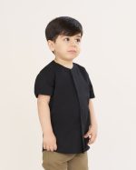 پیراهن هادی بدون یقه دکمه مخفی مشکی آستین کوتاه پسرانه کد PB12085 - تصویر 2