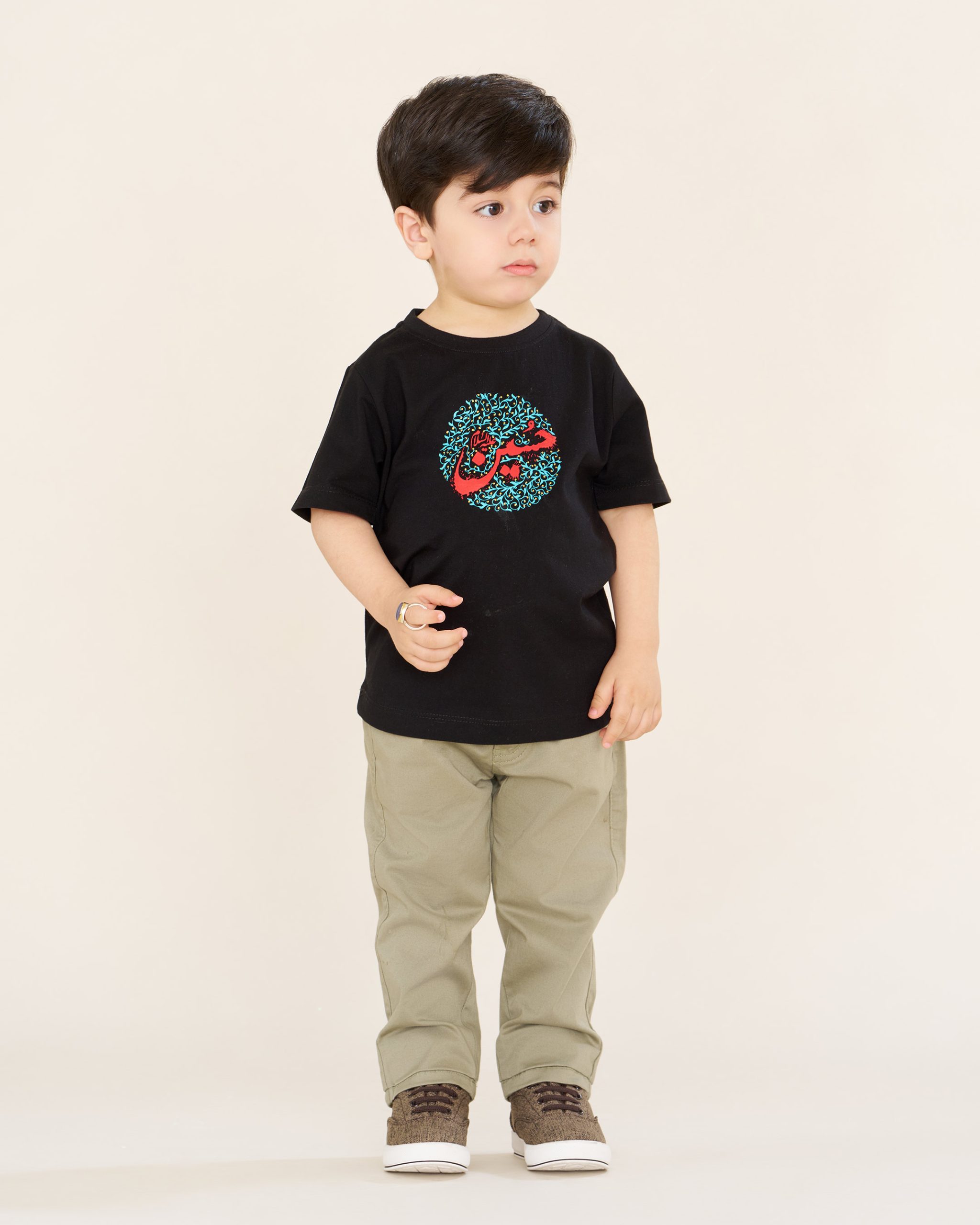 TB11003---03-web تیشرت مشکی آستین کوتاه چاپی با ذکر شریف "حسین" کد TB11003 از مجموعه سَفینَةُ النَجاة - تصویر 1