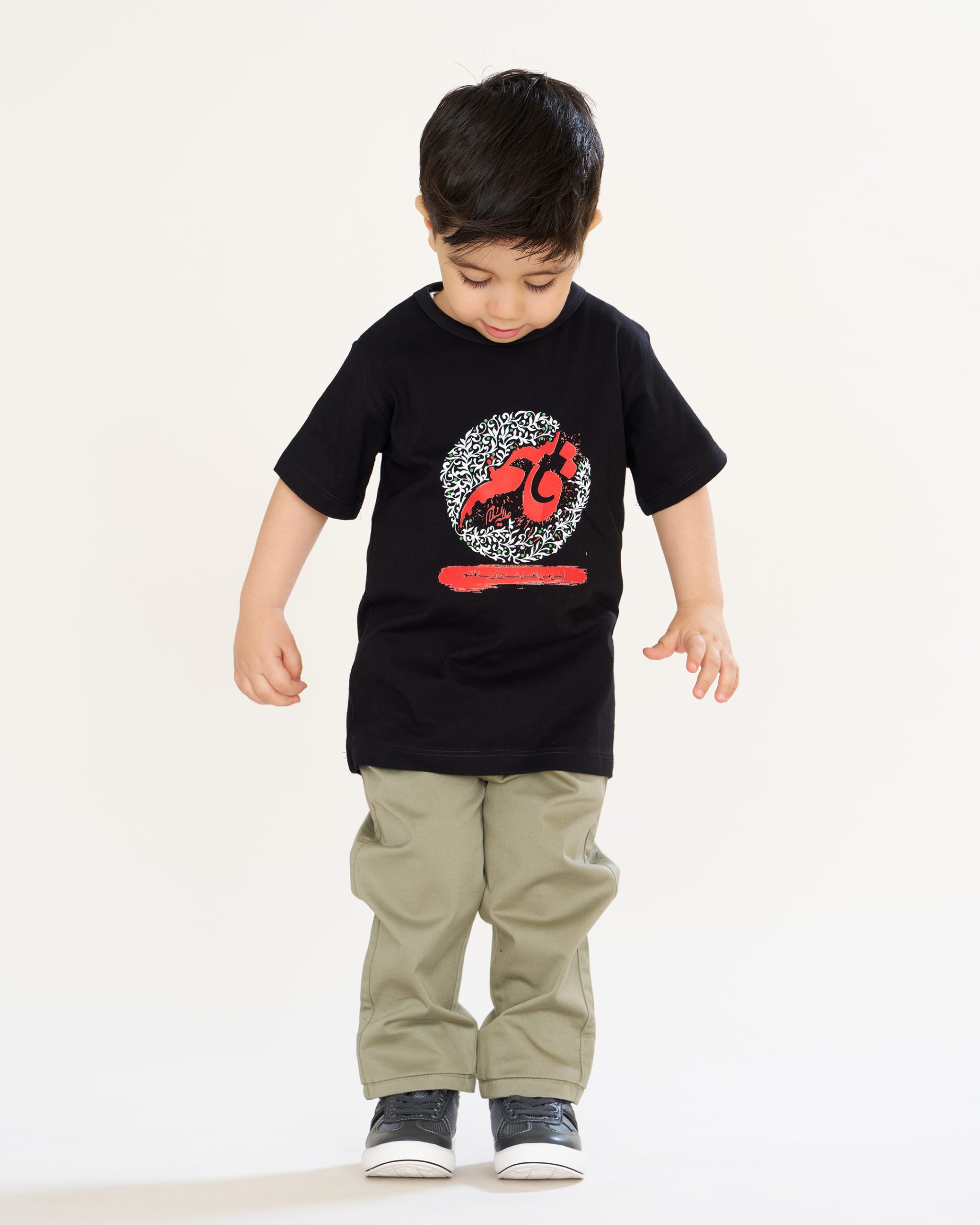 TB11004---01-web تیشرت مشکی آستین کوتاه چاپی با ذکر شریف "قاسم" کد TB11004 از مجموعه سَفینَةُ النَجاة - تصویر 1