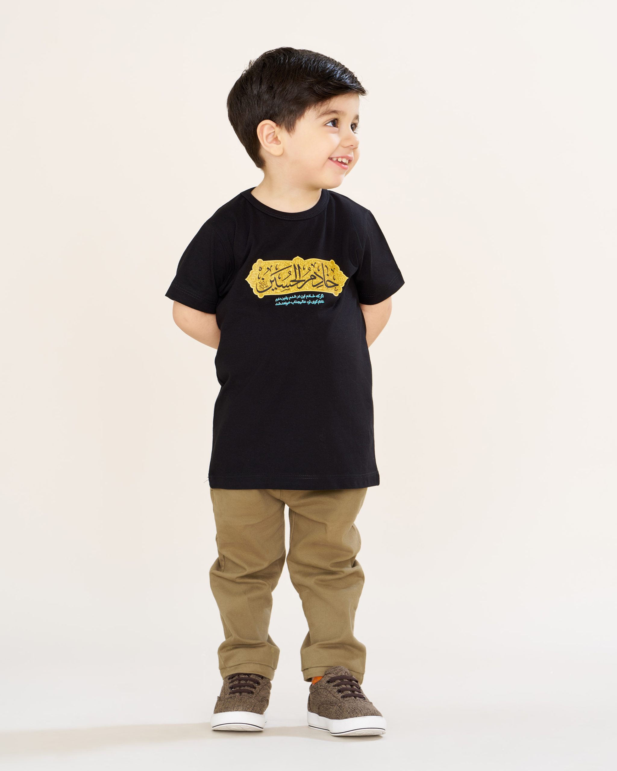 TB11022---01-web تیشرت مشکی آستین کوتاه چاپی با ذکر شریف "خادم الحسین" کد TB11022 از مجموعه سَفینَةُ النَجاة - تصویر 1