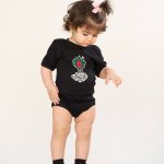 بادی زیر دکمه مشکی با ذکر شریف "با خانواده نوکر این خانواده ایم" از مجموعه مَهنا کد TB21054