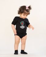 بادی زیر دکمه مشکی با ذکر شریف "با خانواده نوکر این خانواده ایم" از مجموعه مَهنا کد TB21054