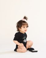 بادی زیر دکمه مشکی با ذکر شریف "با خانواده نوکر این خانواده ایم" از مجموعه مَهنا کد TB21054 - تصویر 3