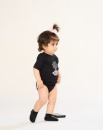 بادی زیر دکمه مشکی با ذکر شریف "با خانواده نوکر این خانواده ایم" از مجموعه مَهنا کد TB21054 - تصویر 2