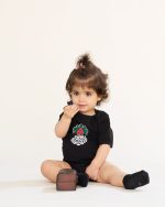 بادی زیر دکمه مشکی با ذکر شریف "با خانواده نوکر این خانواده ایم" از مجموعه مَهنا کد TB21054 - تصویر 4