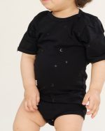 بادی زیر دکمه مشکی با طرح تمام چاپ ماه و ستاره از مجموعه مَهنا کد TB21061 - تصویر 2