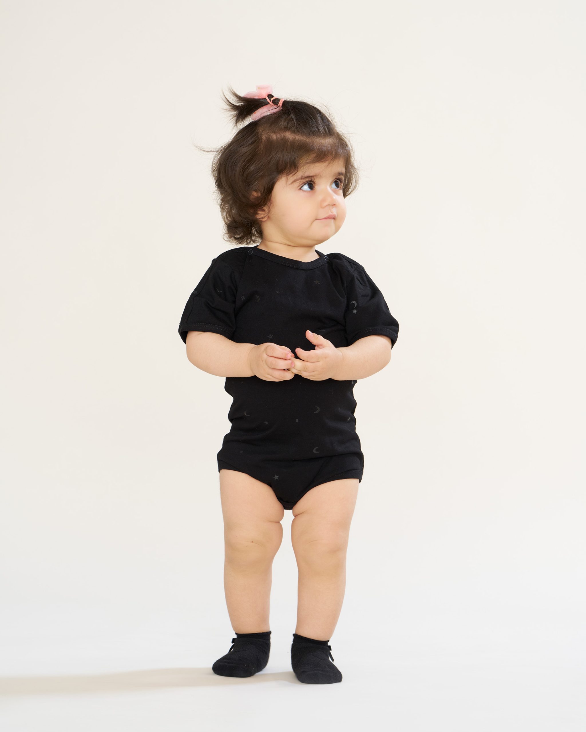 TB21061---02-web بادی زیر دکمه مشکی با طرح تمام چاپ ماه و ستاره از مجموعه مَهنا کد TB21061 - تصویر 1