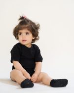 بادی زیر دکمه مشکی با طرح تمام چاپ ماه و ستاره از مجموعه مَهنا کد TB21061 - تصویر 3