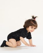 بادی زیر دکمه مشکی با طرح تمام چاپ گل و برگ از مجموعه مَهنا کد TB21062 - تصویر 3