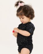 بادی زیر دکمه مشکی با طرح تمام چاپ گل و برگ از مجموعه مَهنا کد TB21062 - تصویر 2